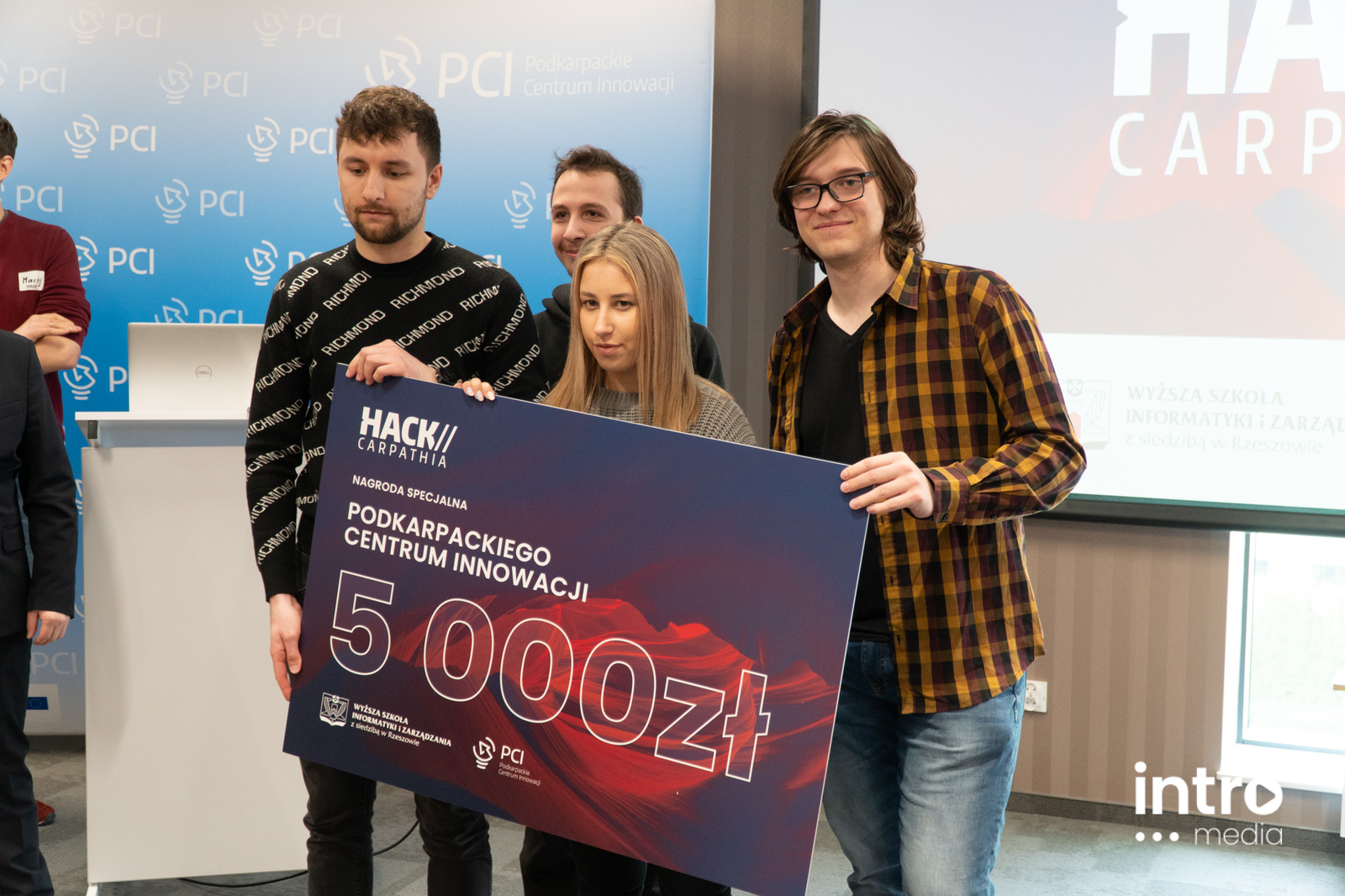 Studenci z Koła Naukowego Machine Learning zwycięzcami w hackathonie "HackCarpathia"