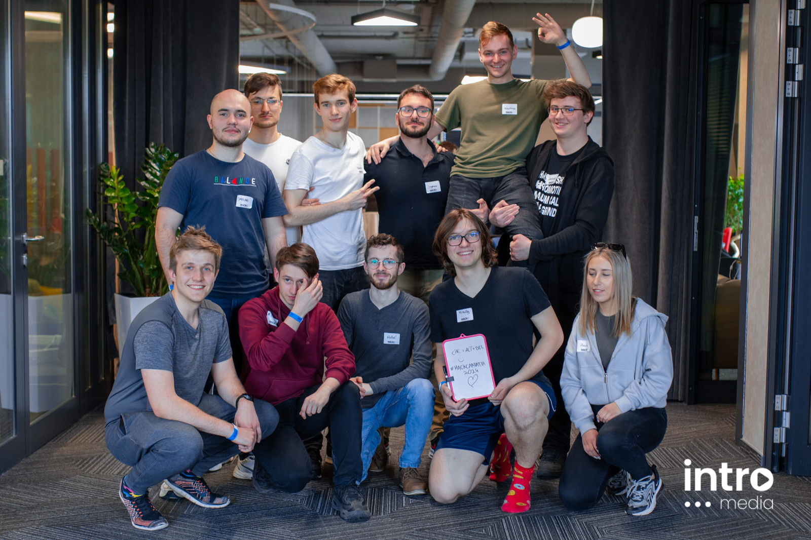 Studenci z Koła Naukowego Machine Learning zwycięzcami w hackathonie “HackCarpathia”